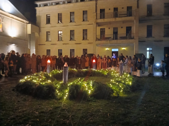 Upaljena druga adventska svijeća na Šćitu, svijeća MIRA